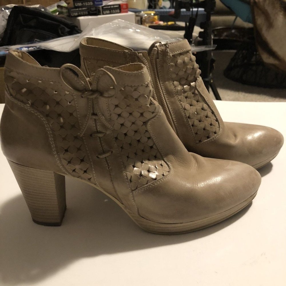 Nero Giardini Leather Ankle Boots Size 8.5/39EU Beige Side Zipped 3” Heel